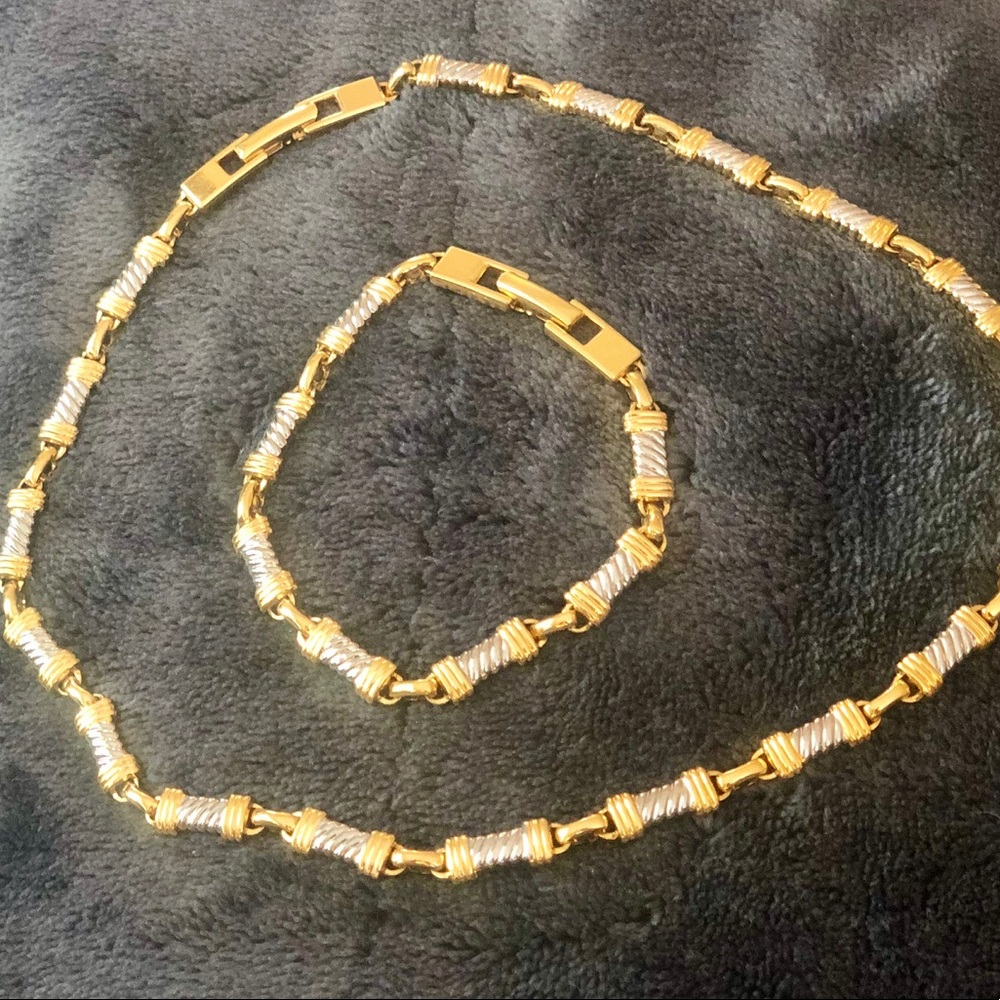 Necklace and bracelet set